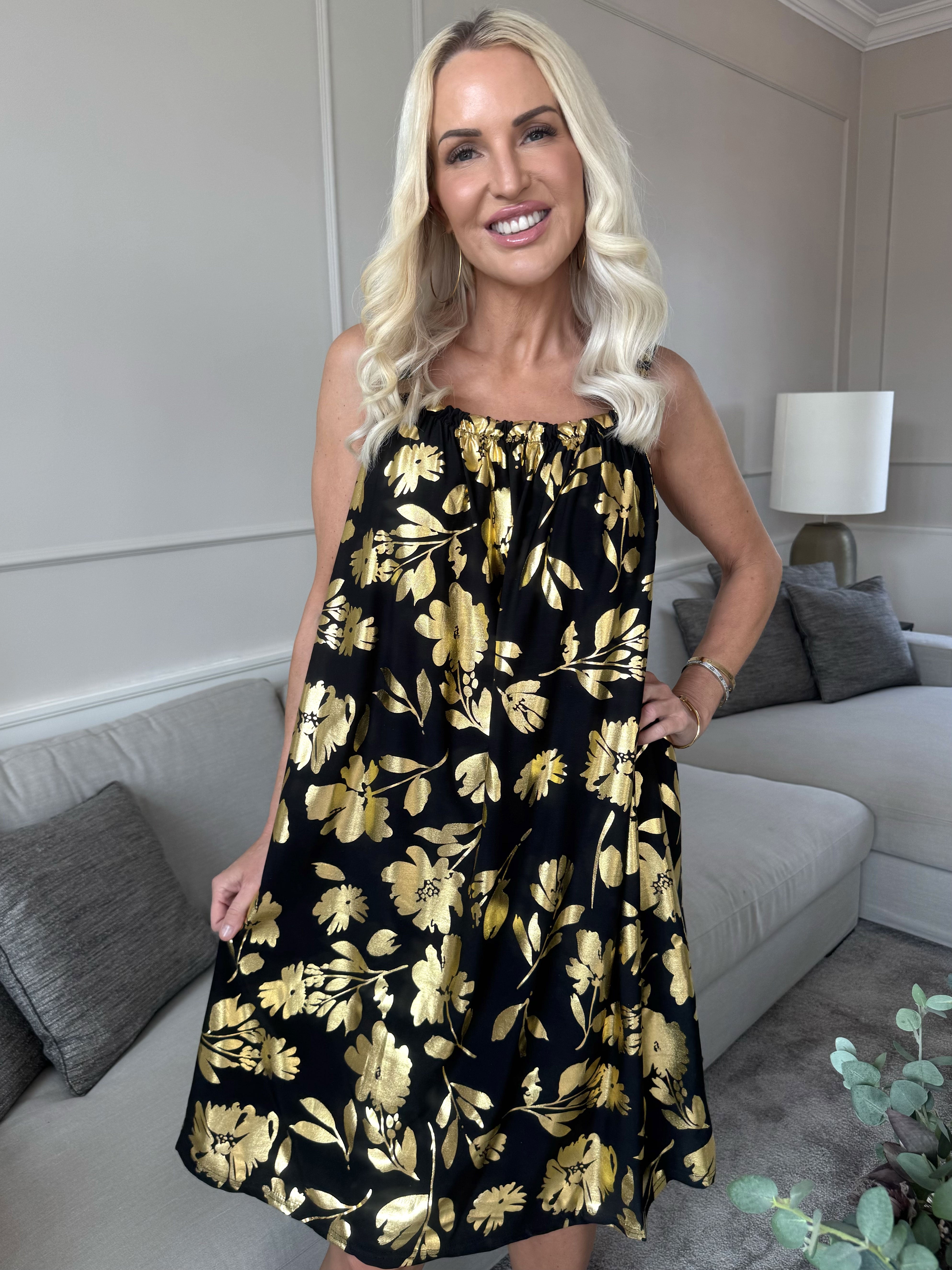 SunLove Gold Flower - Elastisk stropkjole med store guldblade